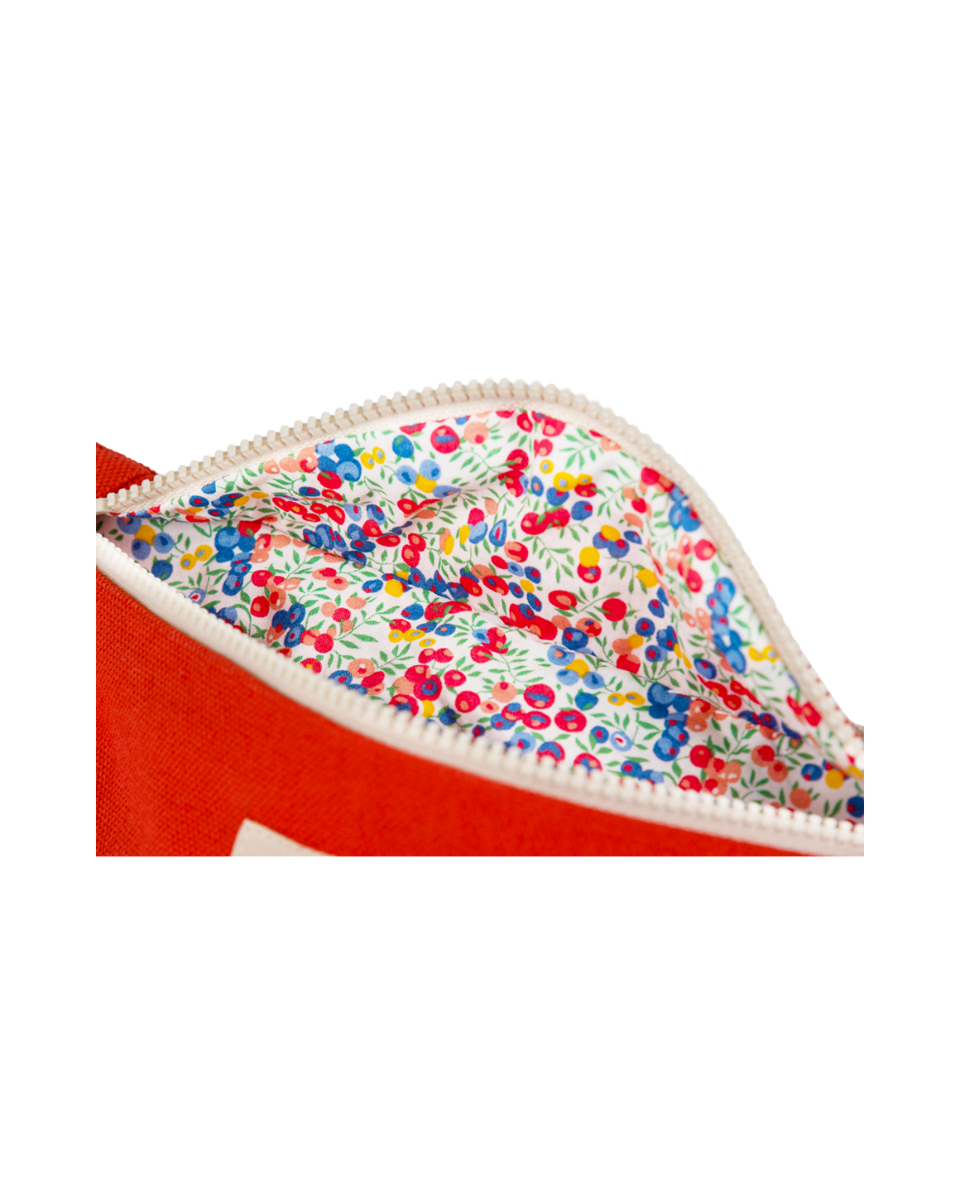 Gros plan sur la doublure Liberty Fabrics à motif floral multicolore à l’intérieur du sac banane enfant Élie.
