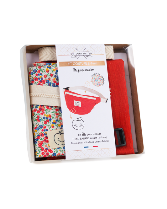 Kit couture enfant Élie pour réaliser un sac banane rouge avec doublure Liberty à fleurs multicolores.