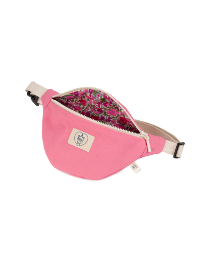 Sac banane enfant Mélo rose ouvert révélant sa doublure Liberty à fleurs roses.