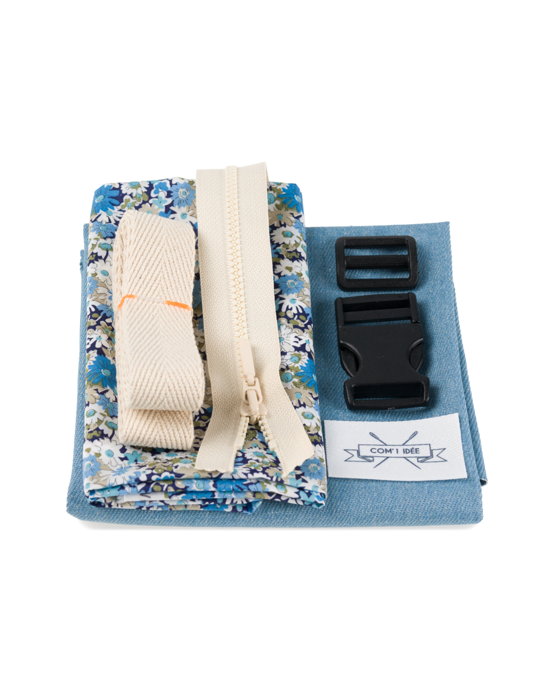 Contenu du kit couture sac banane M Andy avec toile bleu jean, doublure Liberty, sangle, fermeture éclair et accessoires