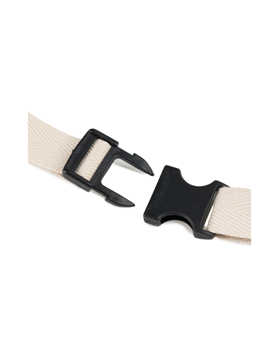 Détail de la boucle réglable du sac banane M Andy avec sangle écrue
