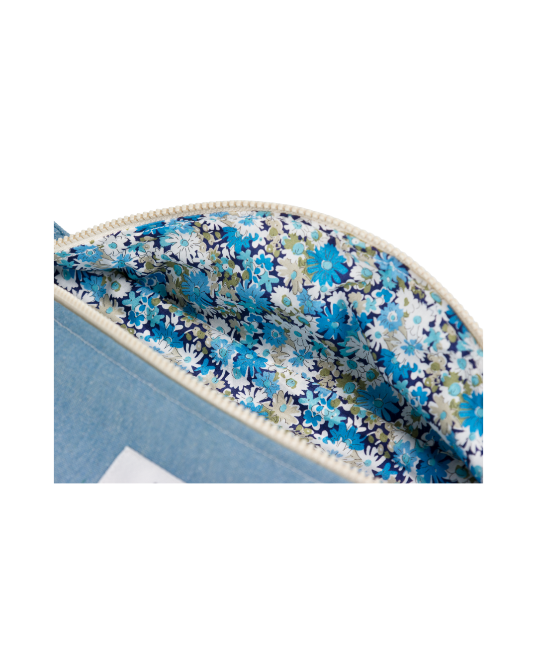 Détail de la doublure Liberty bleu du sac banane M Andy