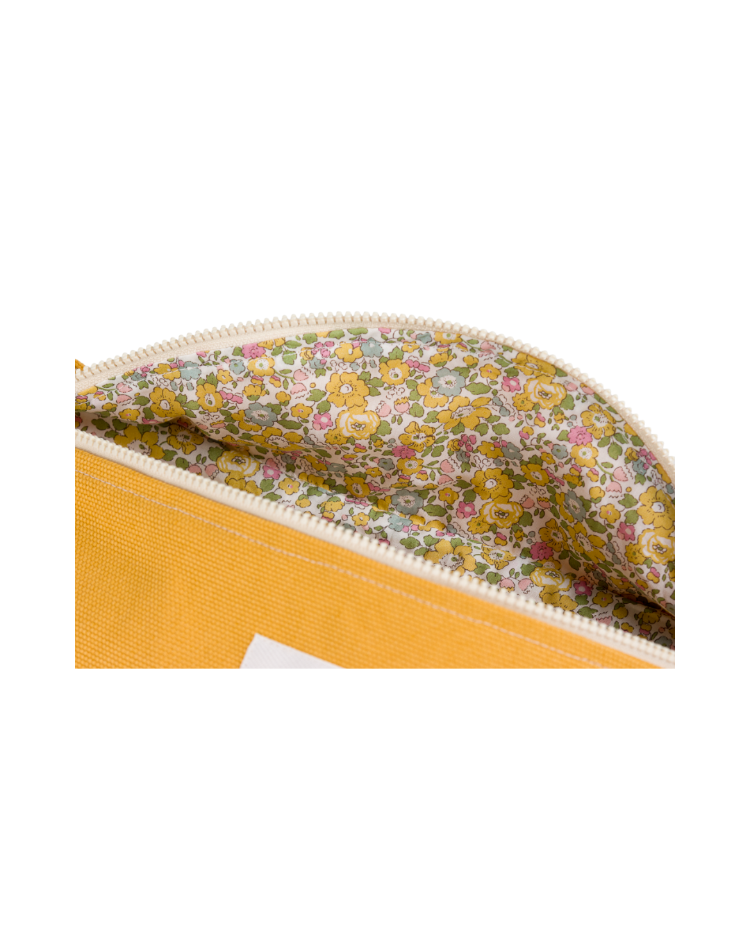 Gros plan sur la doublure Liberty fleurie du sac banane M Solal.