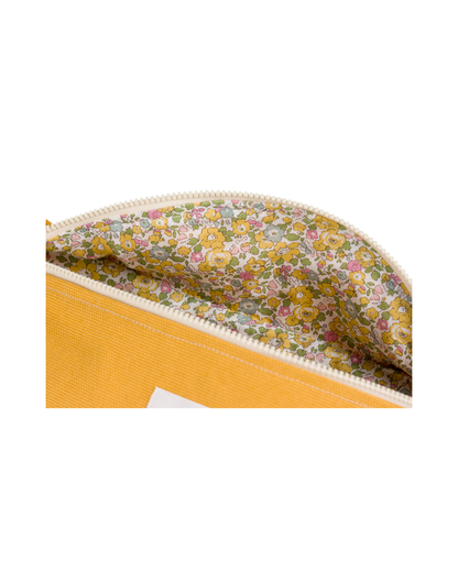 Gros plan sur la doublure Liberty fleurie du sac banane M Solal.