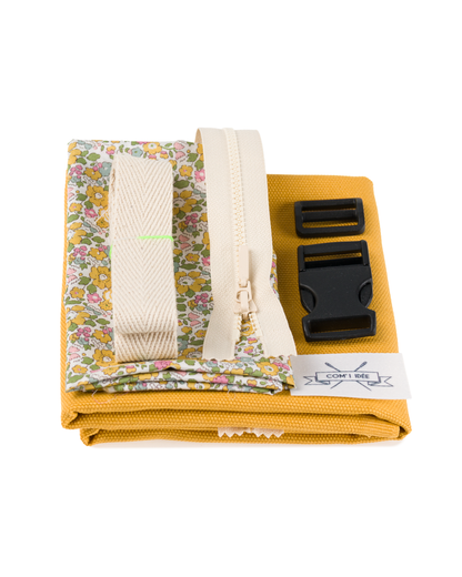 Contenu du kit couture banane M Solal avec toile jaune moutarde, doublure Liberty, sangle, fermeture éclair et bouclerie.