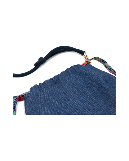 Gros plan sur le cordon bleu ajustable et la finition froncée du sac bourse Alix en denim avec détails Liberty fleuri.