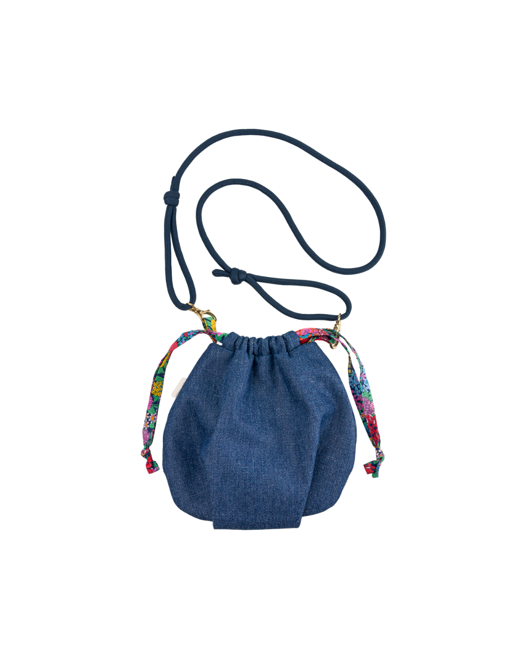 Sac bourse Alix terminé en denim bleu avec bandoulière réglable en corde bleu marine et liens coulissants en tissu Liberty fleuri multicolore.
