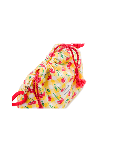 Détail du système de fermeture coulissante du sac bourse Telma avec cordons rouges et tissu imprimé cerises sur fond vichy jaune.