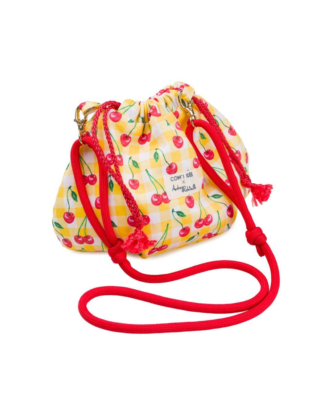 Sac bourse Telma terminé avec motif cerises sur fond vichy jaune, cordons rouges coulissants et bandoulière amovible rouge.